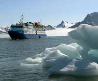 Expeditionskreuzfahrten - Norwegen, Arktis: Eisbärenexpedition nach Nordspitzbergen - Eisberg vor der MS Quest